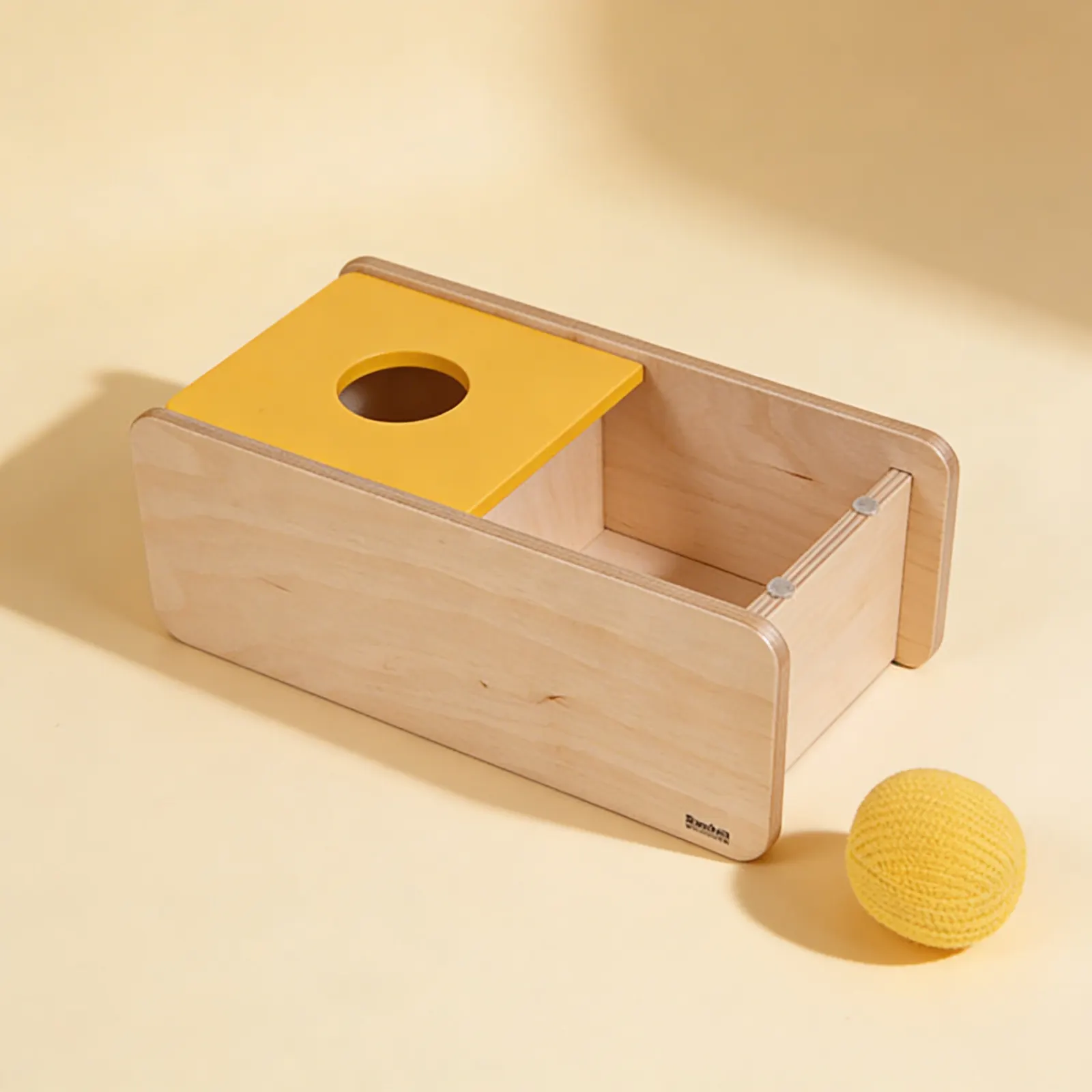 Imbucare-Box mit Klappdeckel: Strickball für Objektpermanenz: Seitenansicht