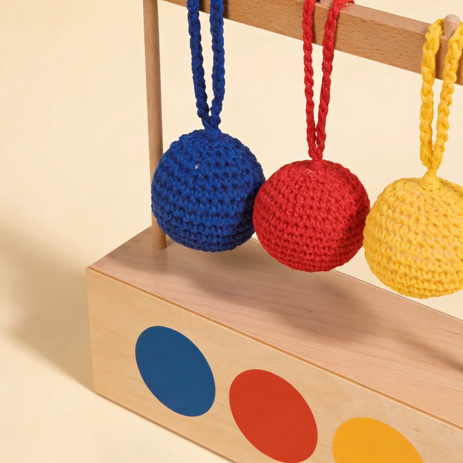 Imbucare Box: 3 Coloured Knit Balls Shape Matching: Side view