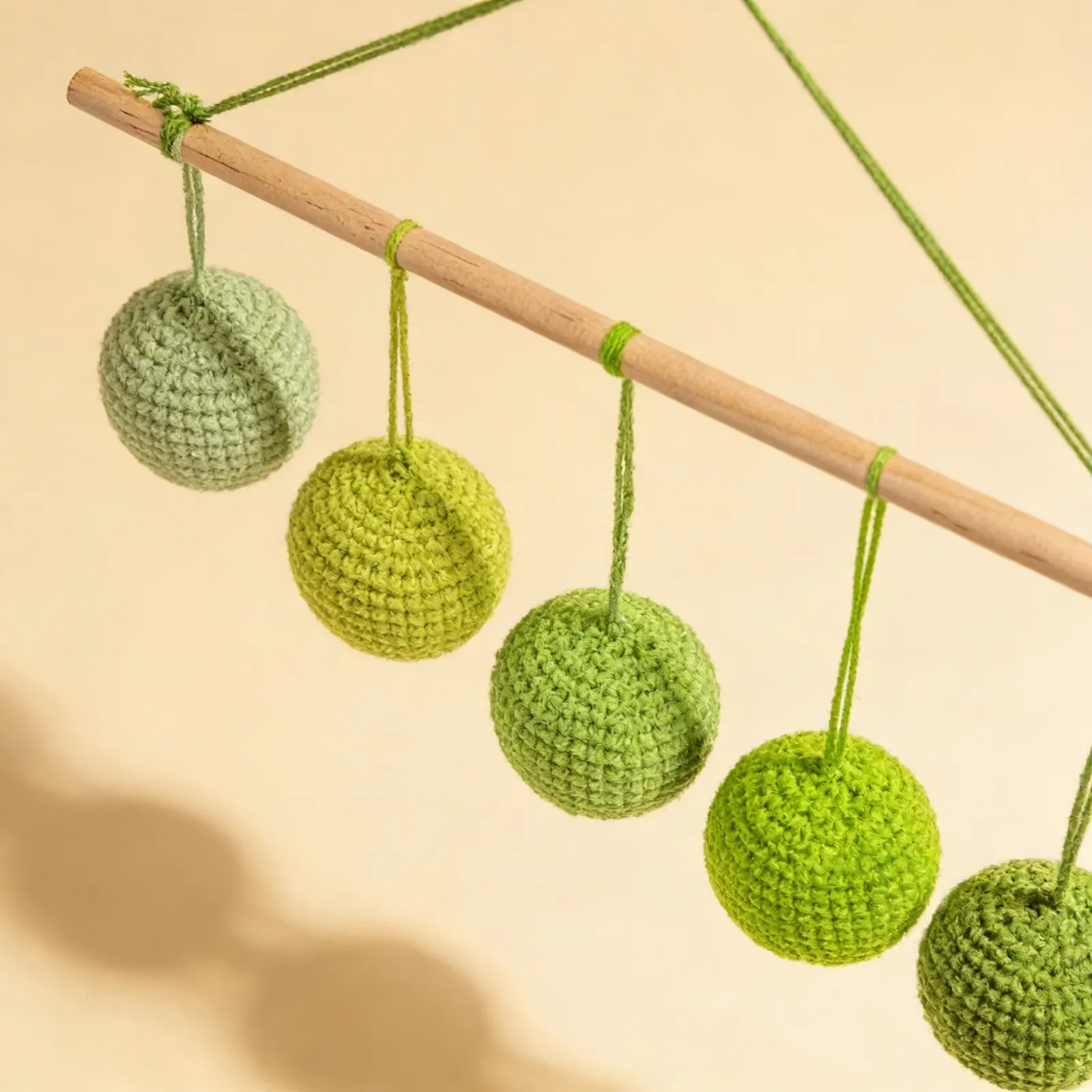 Gobbi Mobile: Five Gradient Spheres for Visual Tracking Skills: Side view