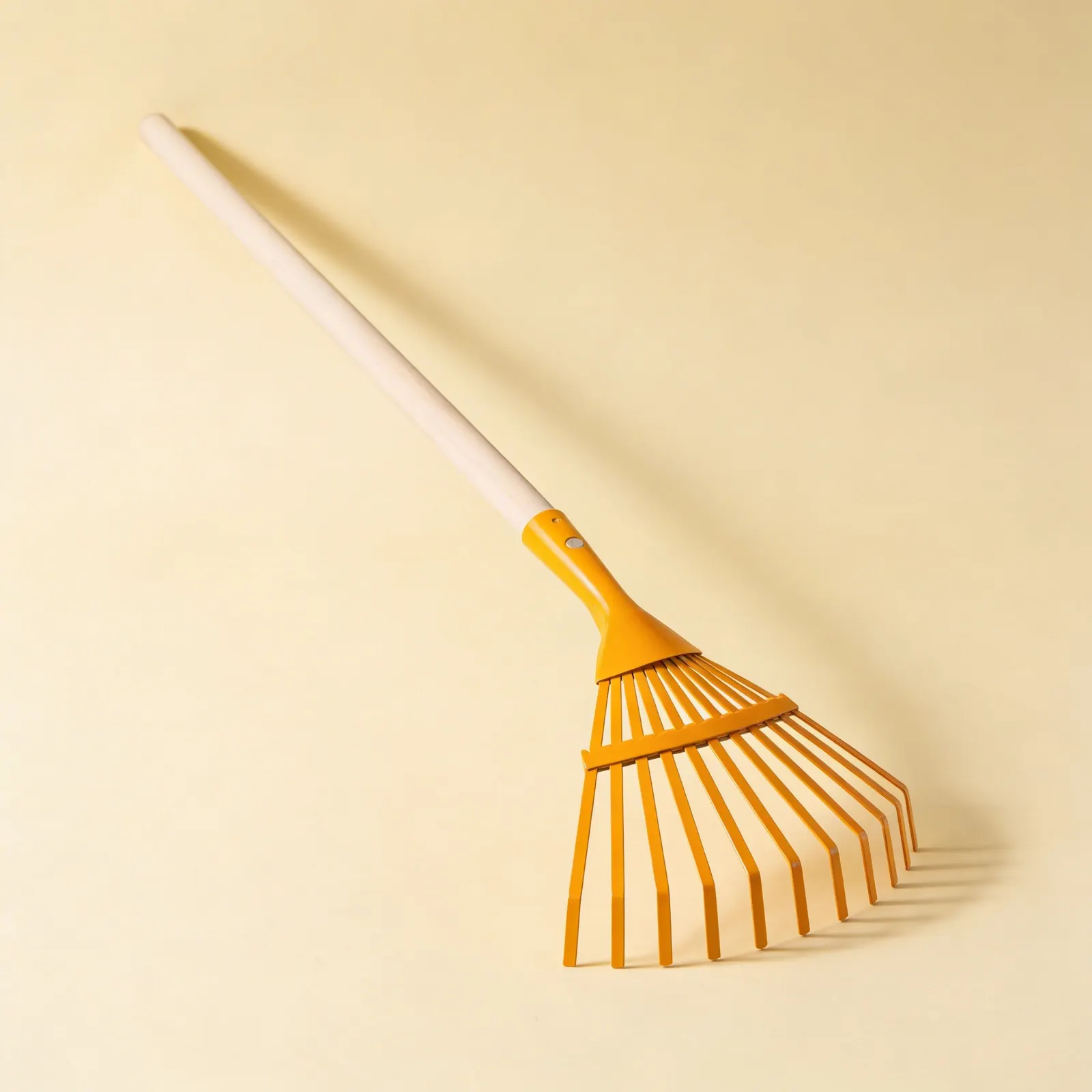 Zahradní hrábě: žluté (80 cm): Boční pohled