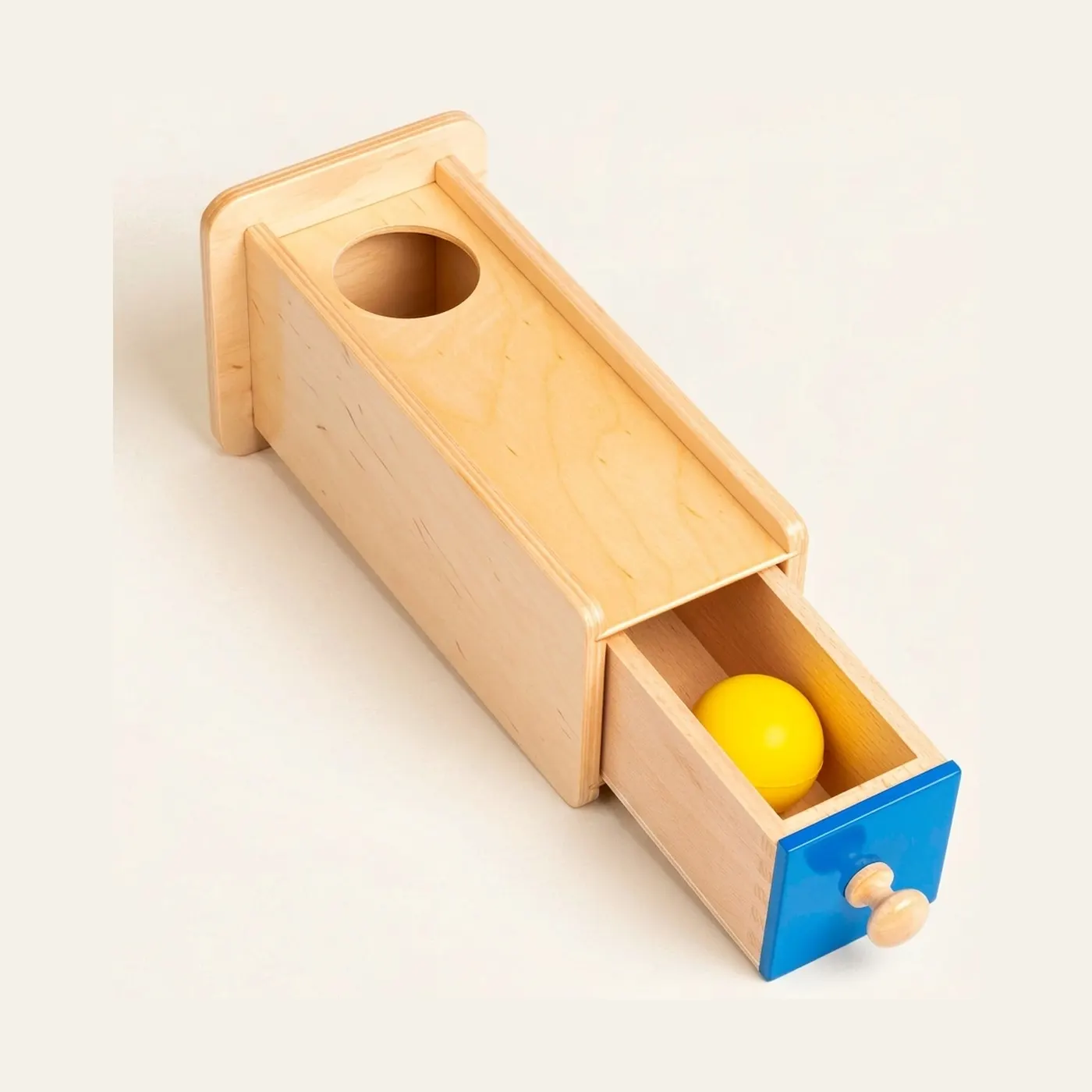 Box trvalosti předmětů: házení míčku s vysouvací zásuvkou: Montessori pomůcka | Faborino