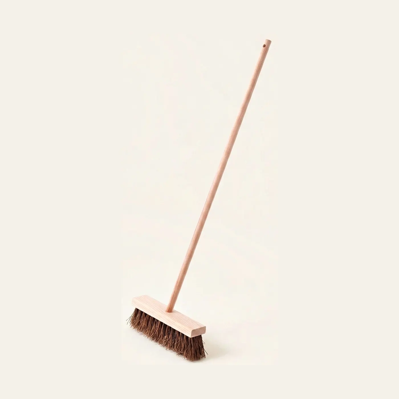 Outdoor Broom (70 cm): Montessori material | Faborino
