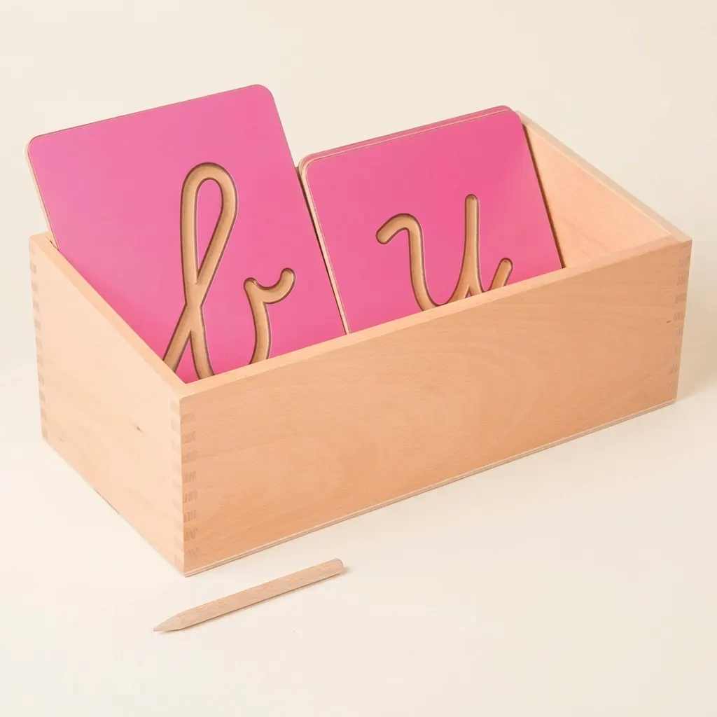 Duté tvary písmen: hmatová příprava na psaní - Montessori Material | Faborino