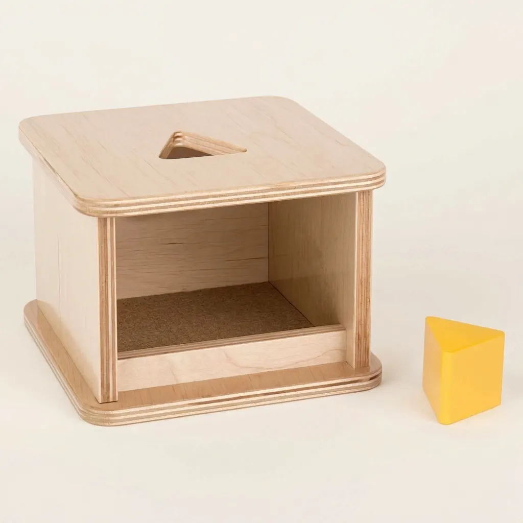 Imbucare box s trojuholníkovým hranolom: Rozoznávanie trojuholníka - Montessori Material | Faborino