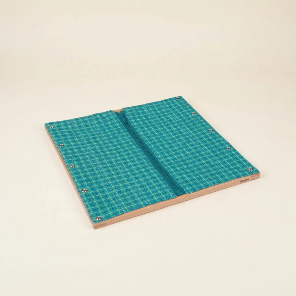 Rámček na oblékání: zip: tyrkysově-zelená kostka - Montessori Material | Faborino