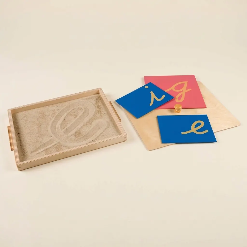 Podnos na obtahování brusných písmen - Montessori Material | Faborino