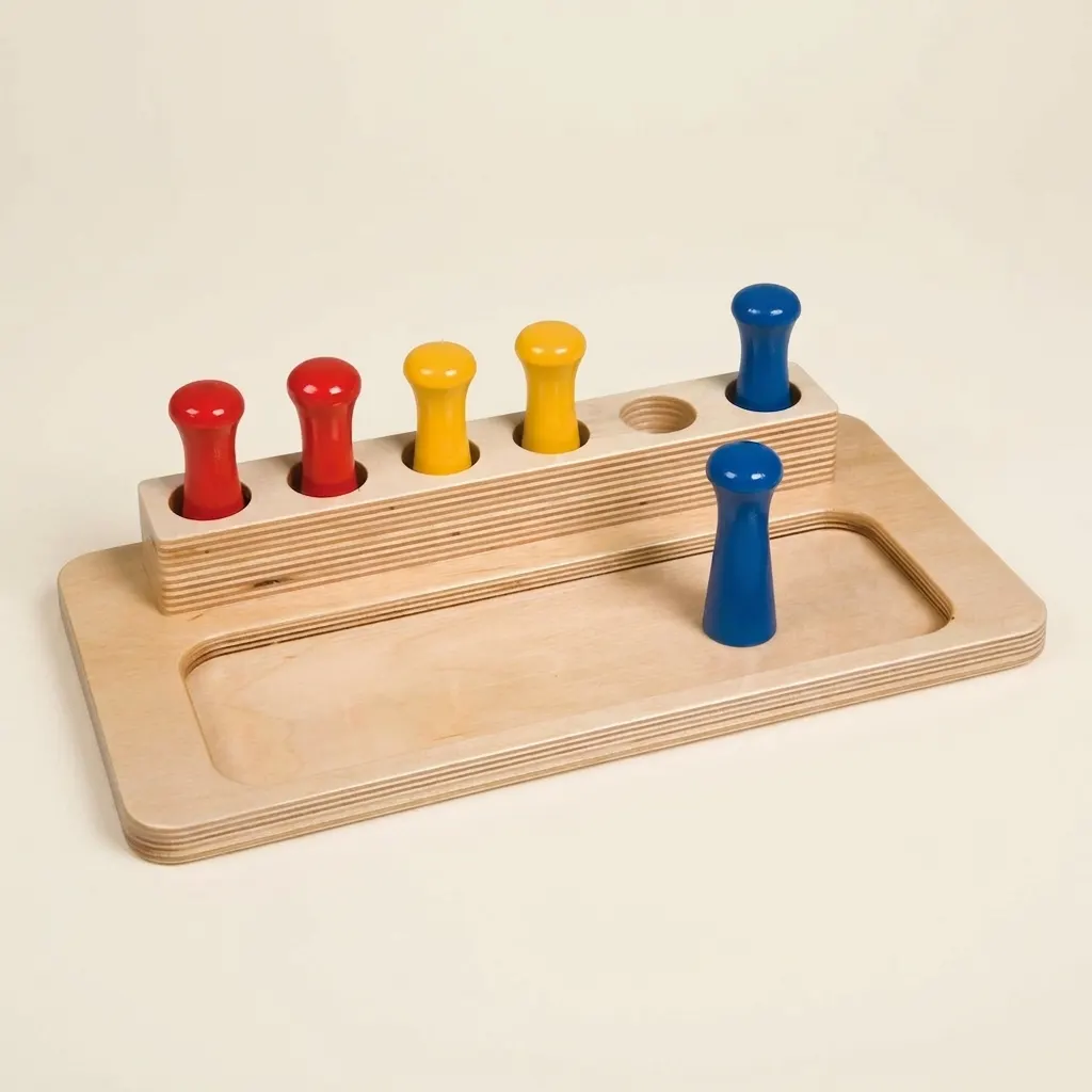 Imbucare krabička s kolíkmi: permanentnosť objektov s farebnými kolíkmi - Montessori Material | Faborino
