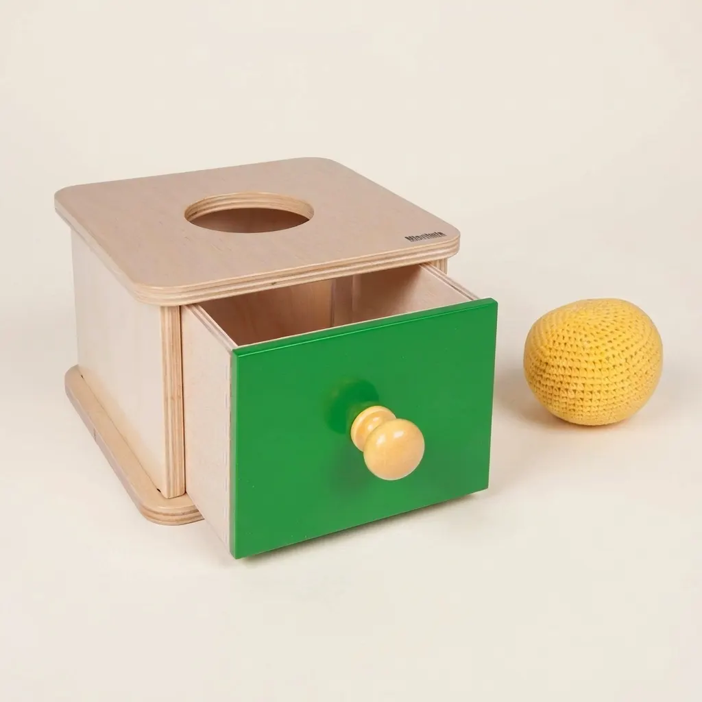 Imbucare box: mäkká pletená loptička na jemnú trvalosť predmetov - Montessori Material | Faborino