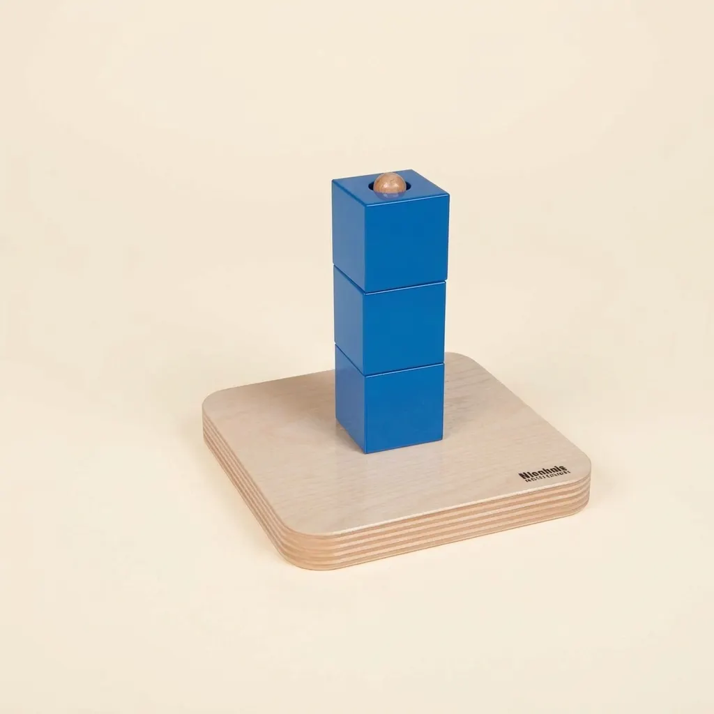 Stohovacia tyč s kockami: Tri modré kocky s drevenou guľou - Montessori Material | Faborino