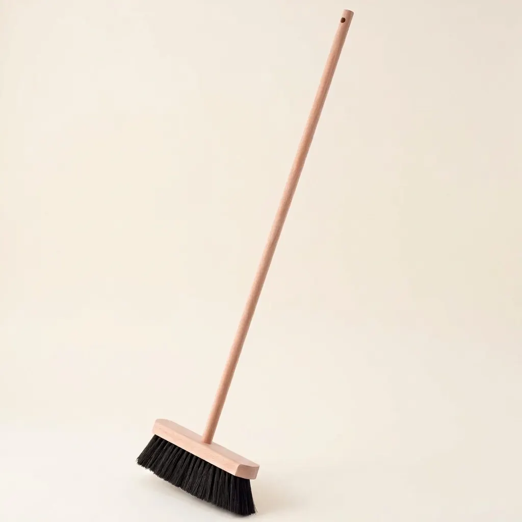 Vnitřní koště: měkké černé (70 cm) - Montessori Material | Faborino