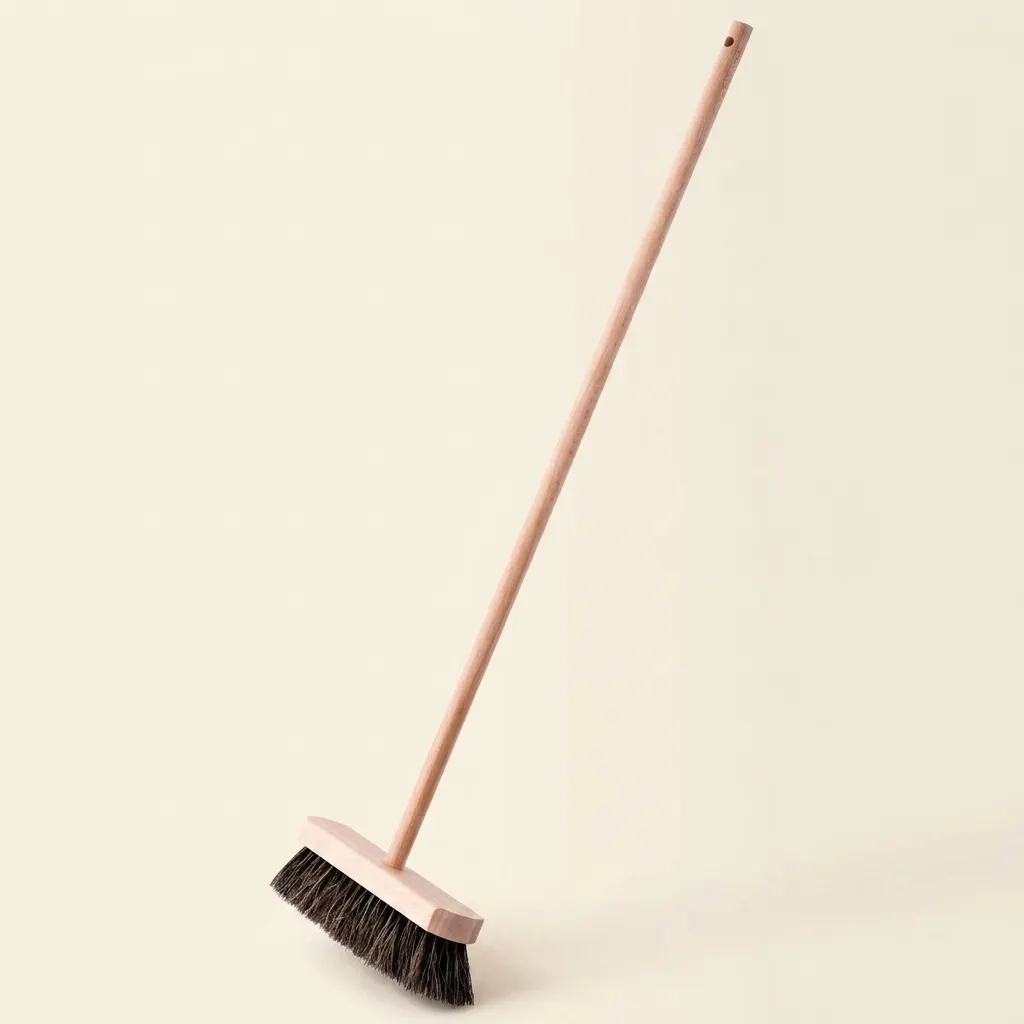 Vnitřní koště: hrubé hnědé (70 cm) - Montessori Material | Faborino