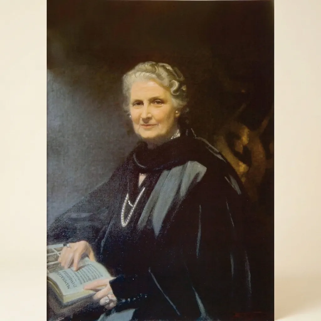 Portrét Marie Montessori: barevná fotografie A3 do třídy - Montessori Material | Faborino